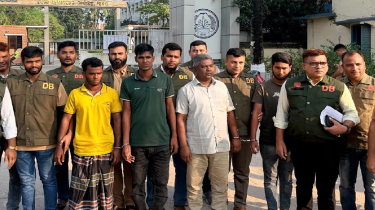 পাবনায় অস্ত্রসহ চার ব্যবসায়ী গ্রেপ্তার, পলাতক ১