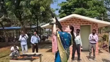 অস্ত্রপূজায় একে-৪৭ দিয়ে গুলি ছুড়লেন ‘লেডি সিংহম’ অঙ্কিতা, নিরাপত্তা নিয়ে প্রশ্ন অস্ত্রপূজায় একে-৪৭ দিয়ে গুলি ছুড়লেন ‘লেডি সিংহম’ অঙ্কিতা, নিরাপত্তা নিয়ে প্রশ্ন