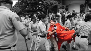 ভারতে বিক্ষোভের খবর সংগ্রহ করতে গিয়ে আটক ৩৭ সাংবাদিক, মারধরের অভিযোগ ভারতে বিক্ষোভের খবর সংগ্রহ করতে গিয়ে আটক ৩৭ সাংবাদিক, মারধরের অভিযোগ