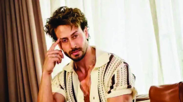 টাইগার শ্রফকে লক্ষ্য করে গুলি: হামলায় ব্যবহৃত মোটরসাইকেল উদ্ধার, আটক ২
