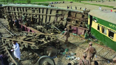 Five Killed, at Least 30 Injured as Train Derails in Pakistan Five Killed, at Least 30 Injured as Train Derails in Pakistan