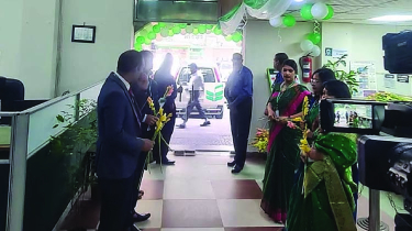 ফুল-মিষ্টি দিয়ে গ্রাহক বরণ, ন্যাশনাল ব্যাংকে স্বাভাবিক লেনদেন শুরু