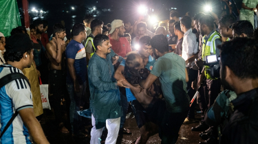 খুলনায় ফেরির সঙ্গে সংঘর্ষে যাত্রীবাহী ট্রলারডুবি, ৩৫ জন উদ্ধার খুলনায় ফেরির সঙ্গে সংঘর্ষে যাত্রীবাহী ট্রলারডুবি, ৩৫ জন উদ্ধার