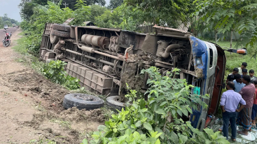ঝিনাইদহের কালীগঞ্জে বাস খাদে পড়ে আহত ২০, নিহত নেই