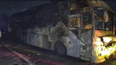9 Killed as Sleeper Tourist Bus Catches Fire on Yamuna Expressway 9 Killed as Sleeper Tourist Bus Catches Fire on Yamuna Expressway