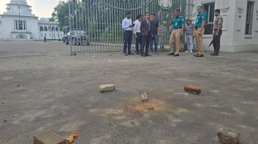 জুলাই গণ-অভ্যুত্থান মামলার রায়ের পর সুপ্রিম কোর্ট প্রাঙ্গণে ককটেল বিস্ফোরণ জুলাই গণ-অভ্যুত্থান মামলার রায়ের পর সুপ্রিম কোর্ট প্রাঙ্গণে ককটেল বিস্ফোরণ