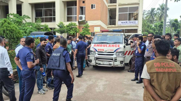 মাদারীপুরে শিশু বাঁচাতে গিয়ে পুলিশের গাড়ি উল্টে কনস্টেবল নিহত, আহত ১০
