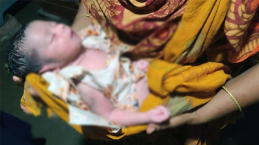 জঙ্গলে মিলল বেওয়ারিশ নবজাতক, উদ্ধার করে বাড়িতে নিলেন স্থানীয় ব্যক্তি জঙ্গলে মিলল বেওয়ারিশ নবজাতক, উদ্ধার করে বাড়িতে নিলেন স্থানীয় ব্যক্তি